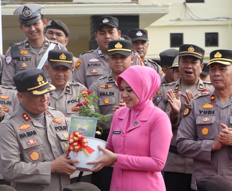 Istimewa, Kapolres Rohil AKBP Isa Iman Syahroni Dapat Kado Bibit Tanaman dari Kapolda Riau