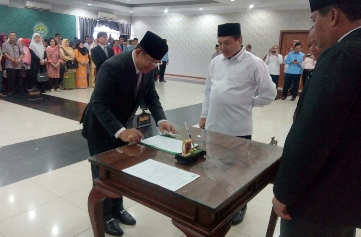 Disaksikan Mantan Dekan FKIP, Rektor UNRI Lantik  Dr. Mahdum Sebagai Dekan FKIP 2019-2023