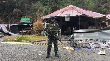 TNI Kuasai Kampung Konflik di Papua, 13 Guru Dievakuasi