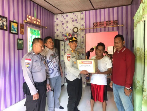 Jumat Berkah, Polsek Rupat Utara Bantu Warga yang Sedang Alami Sakit Menahun
