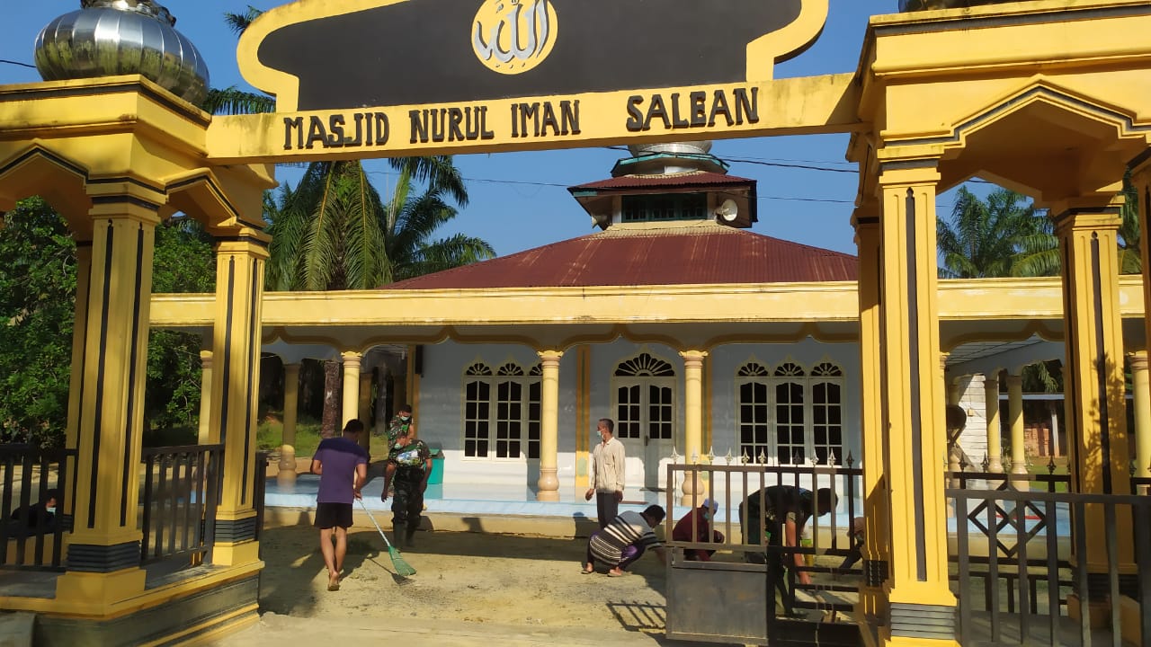 Anggota Satgas TMMD Goro Bersama Warga Bersihkan Halaman Masjid