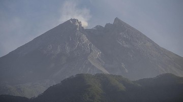Gunung Merapi Luncurkan Sembilan Kali Guguran Lava Pijar