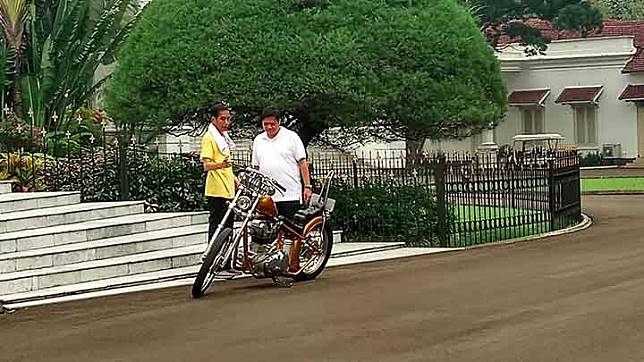 Kata Jokowi, Airlangga Penasaran dengan Motor Chopper Miliknya