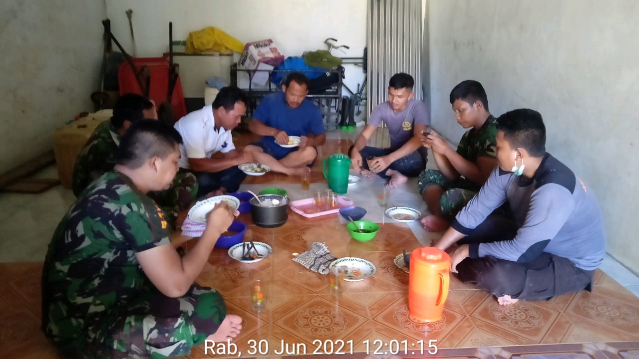 Dukung TMMD ke 111 Kodim 0321/Rohil, Pak RW Ajak Anggota Satgas Makan Siang