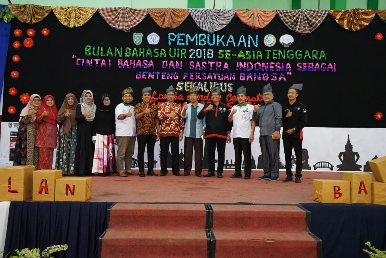 Meriah Bulan Bahasa UIR se Asia Tenggara, FKIP Tampilkan Pakaian Adat Nusantara