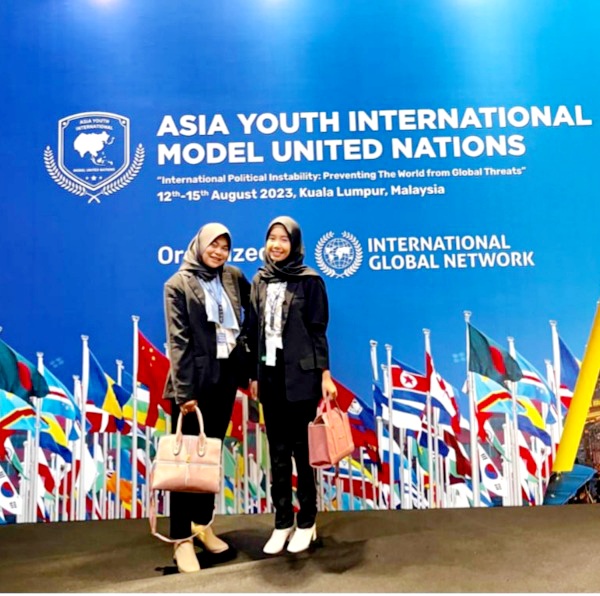 Naia dan Helen Wakili UIR di Asian Youth International Model United di Malaysia