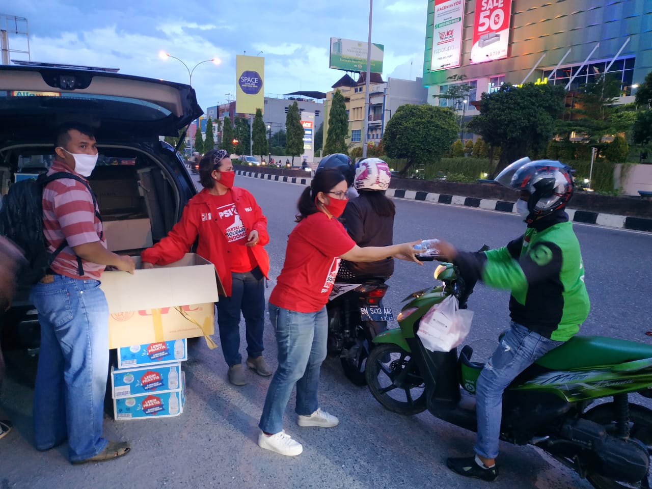 Tebar Solidaritas, PSI Riau Bagikan 500 Makanan Berbuka dan Masker