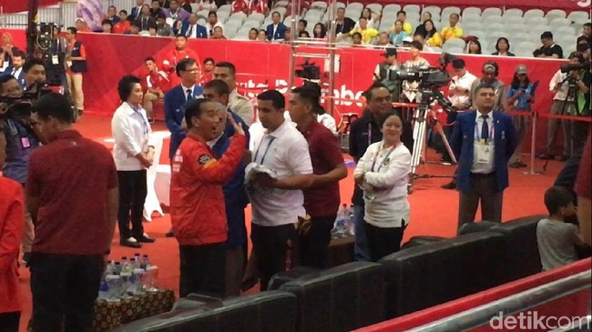 Jokowi Kalungkan Medali Emas untuk Lifter Eko Yuli