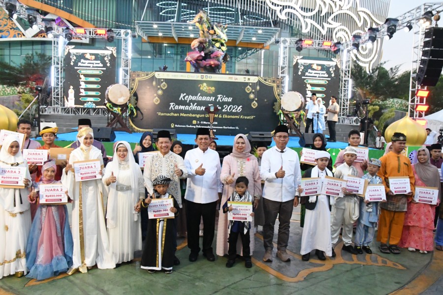Apresiasi Program Digitalisasi Masjid, Mendagri Serahkan QRIS ZISWAF BRK Syariah di Kepri