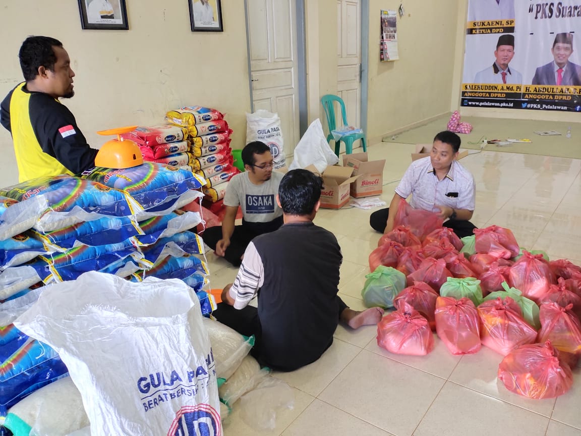 Bersama Satgas DPD PKS Pelalawan Markarius Anwar Bagikan Masker dan Sembako ke Masyarakat Kurang Mampu