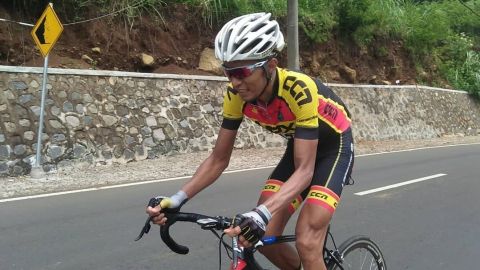 Pebalap Sepeda Asian Games Ditabrak saat Menanjak di Tanjakan Emen