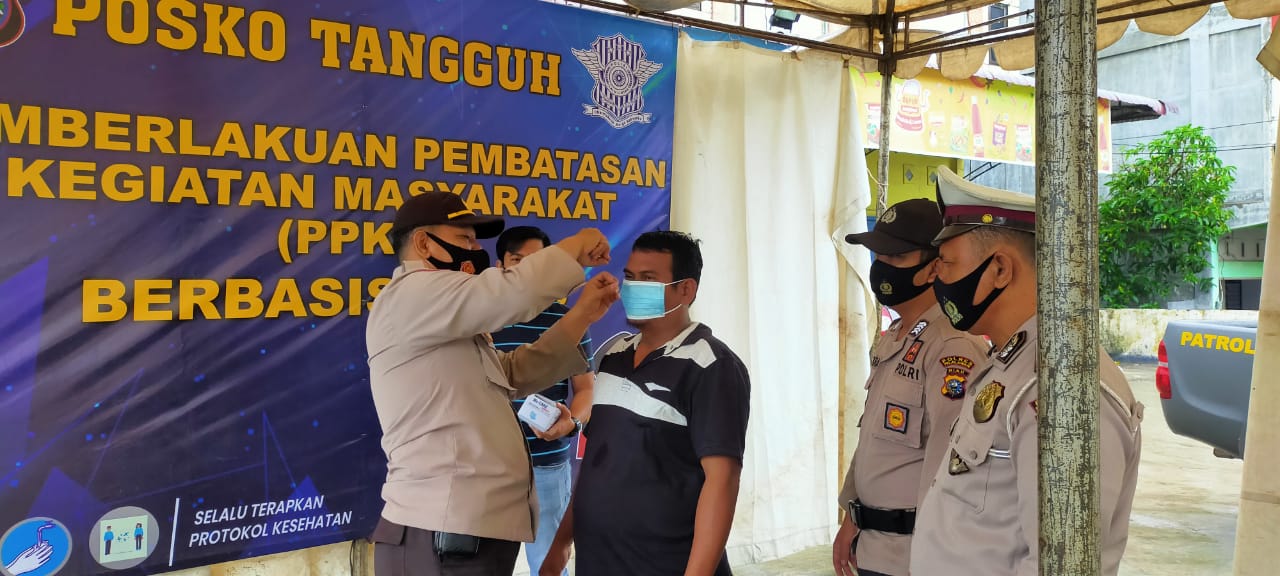 Polsek Pangkalan Kerinci Gelar Operasi Yustisi dan berbagi Masker