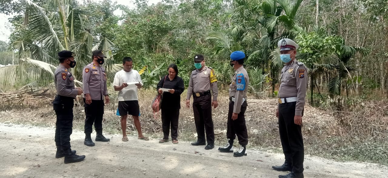 Personel Polsek Pangkalan Kuras Sosialisasikan Maklumat Kapolda Riau Larangan Karhutla