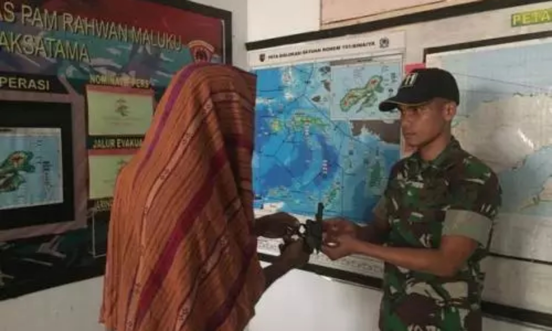 Warga Maluku Tengah Sukarela Serahkan Senjata ke Satgas TNI