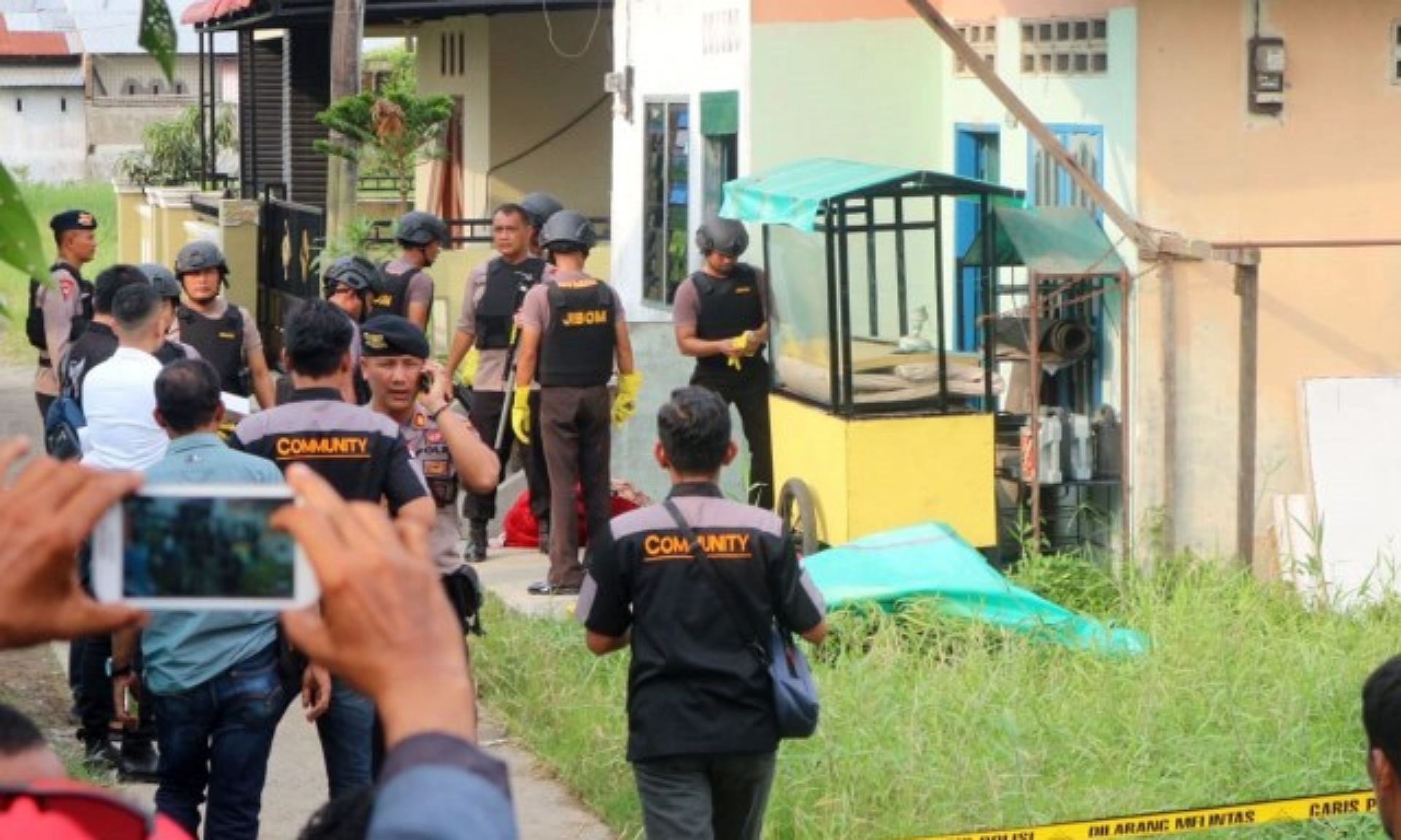 Polisi Sita Pipa Besi dan Anak Panah dari Rumah Kontrakan Bomber Medan