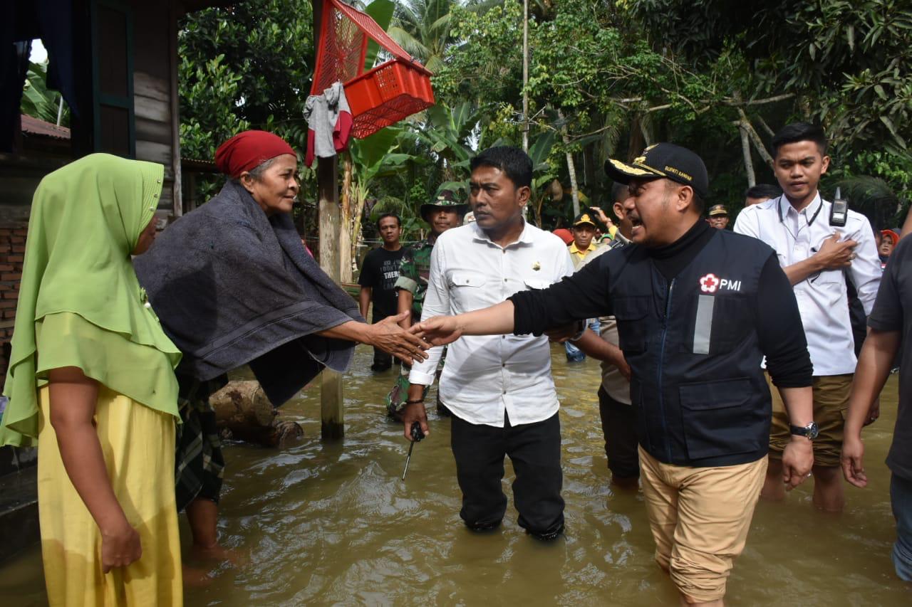 Tinjau Banjir, Bupati Kampar Perintahkan Staf Layani Warga Semaksimalnya