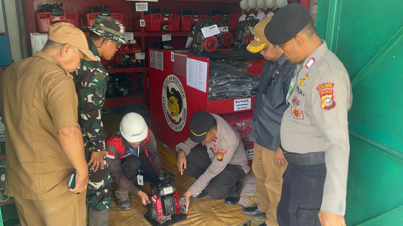 Antisipasi Karhutla, Kapolsek Teluk Meranti Bersama Forkopimcam Tinjau Kesiapan Peralatan Damkar Perusahaan