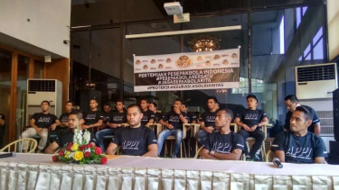 Kampanye Damai Sepakbola, Pemain Tunggu Izin Operator