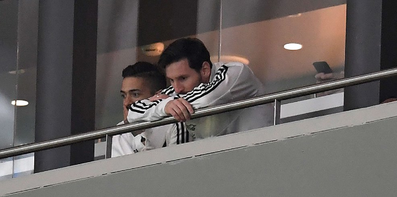 Tinggalkan Tribun Penonton, Ternyata Ini yang Dilakukan Lionel Messi