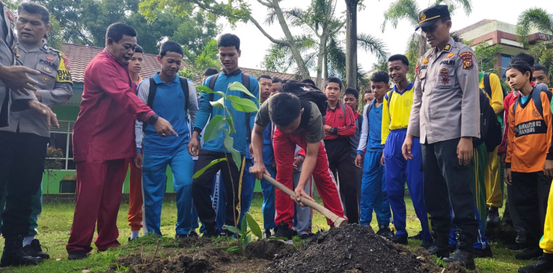 Sosialisasi Green Policing di SMKN 5 Pekanbaru  Polda Riau Bangun Kesadaran Lingkungan di Kalangan Siswa