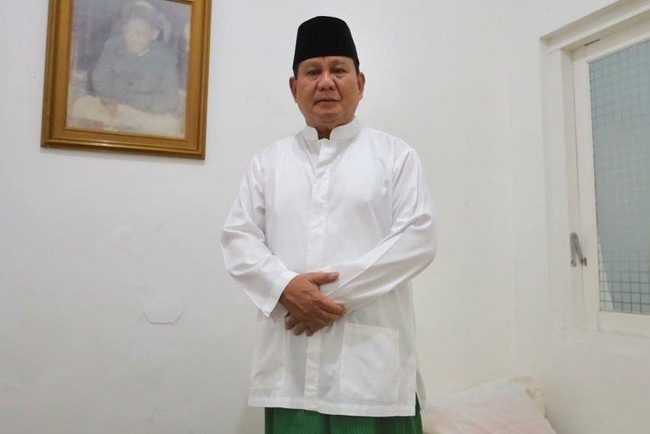 Kontroversi Tantangan Prabowo Jadi Imam Salat