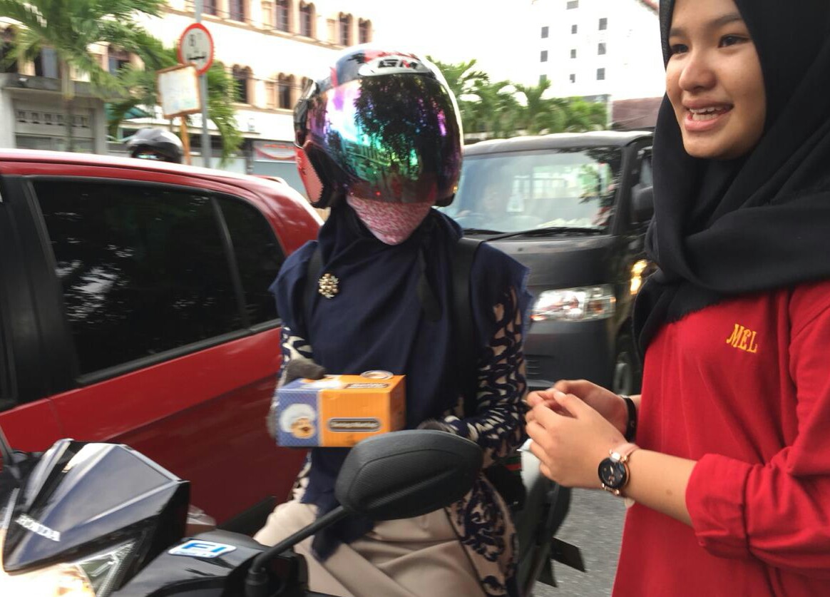 Ramadhan Peduli, Siswa SMPN 12  Pekanbaru Bagikan Takjil Gratis ke Pengendara 