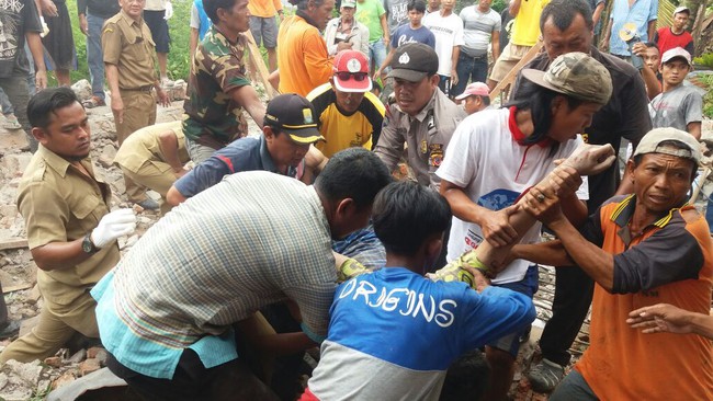 Gudang Walet Runtuh Timpa Sanggar Seni Cirebon, 7 Orang Tewas