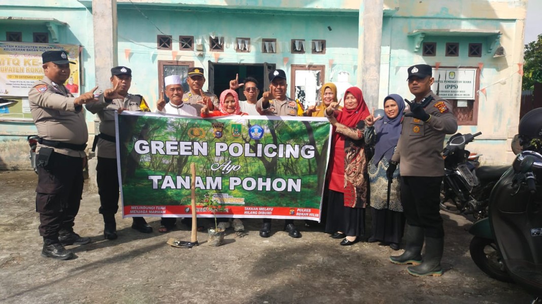 Sosialisasikan Green Policing, Polsek Bangko Tanam Pohon di Kantor Kelurahan Bagan Hulu