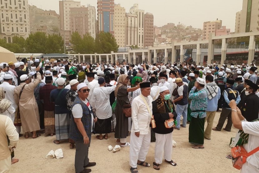 Ratusan Jamaah Haji Hadiri Pemakaman Mbah Moen
