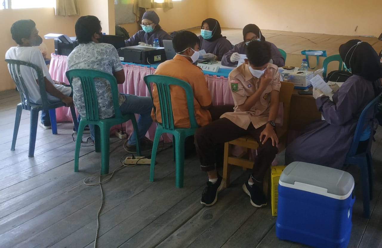 Personel Polsubsektor Pelalawan dan Babinsa Monitor Vaksinasi Pelajar