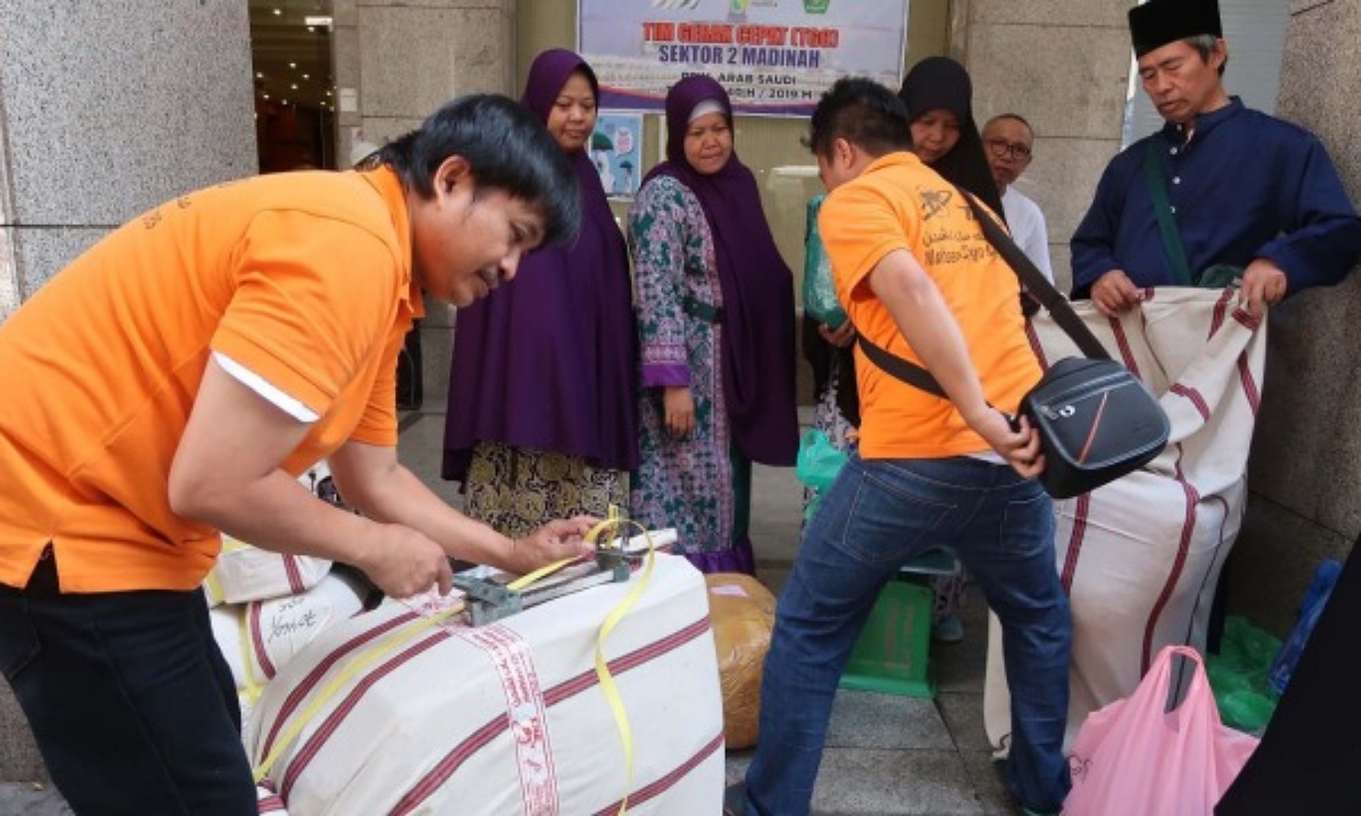 Jemaah Haji Indonesia Kirim Berkarung-karung Oleh-oleh dari Madinah