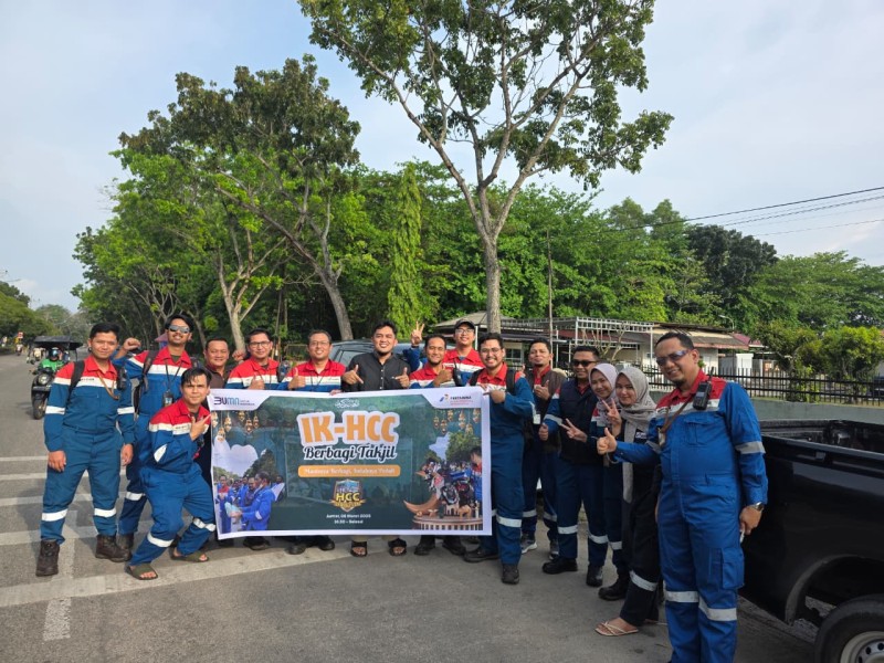 Pertamina Patra Niaga RU II Dumai Wujudkan Kepedulian Ramadan dengan Pembagian Takjil oleh Komunitas Pekerja HCC dan  Utilities