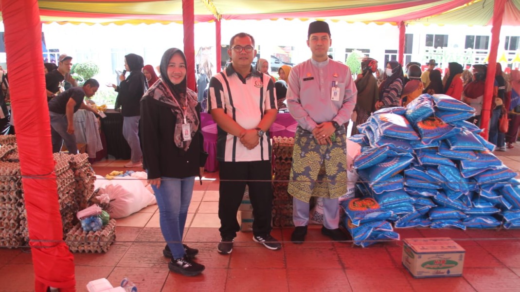 Ambil Bagian Harlah Kejaksaan ke 80, Disperindagsar Rohil Gelar Pasar Murah di Kantor Kejari