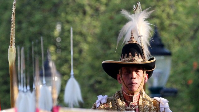 Raja Thailand Diarak Keliling Bangkok dengan Tandu Emas