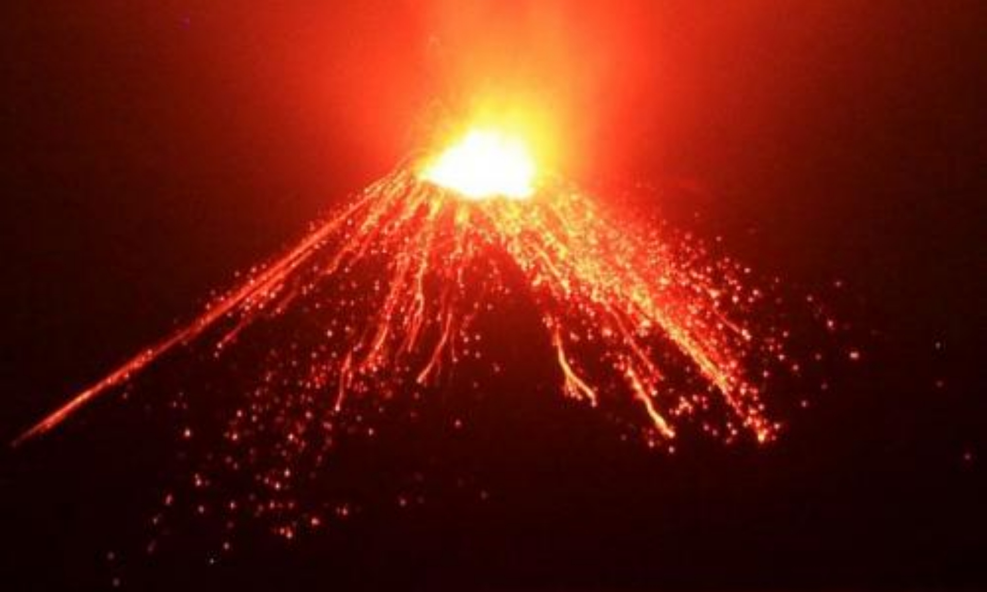 Seismograf Tersambar Petir, Gunung Anak Krakatau Dipantau Pakai Teropong