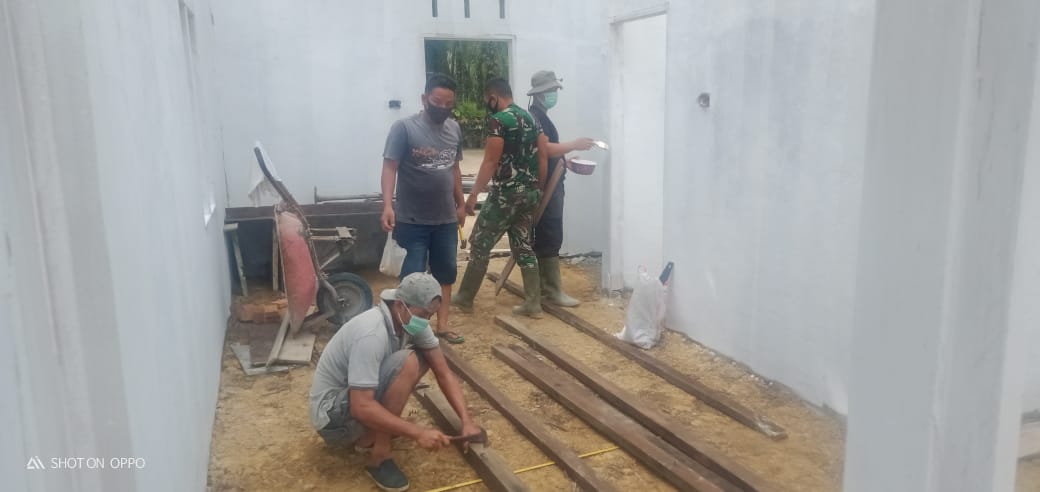 TNI dan Warga Mulai Cat Kusen Pintu dan Jendela RTLH Bu Siti Halimah