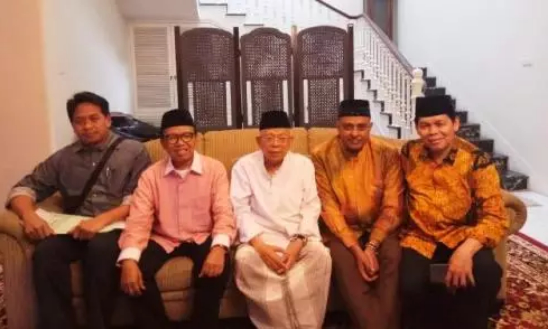 Kakinya Terkilir, Maruf Amin Dijenguk Ketua GNPF Ulama & Pengurus MUI