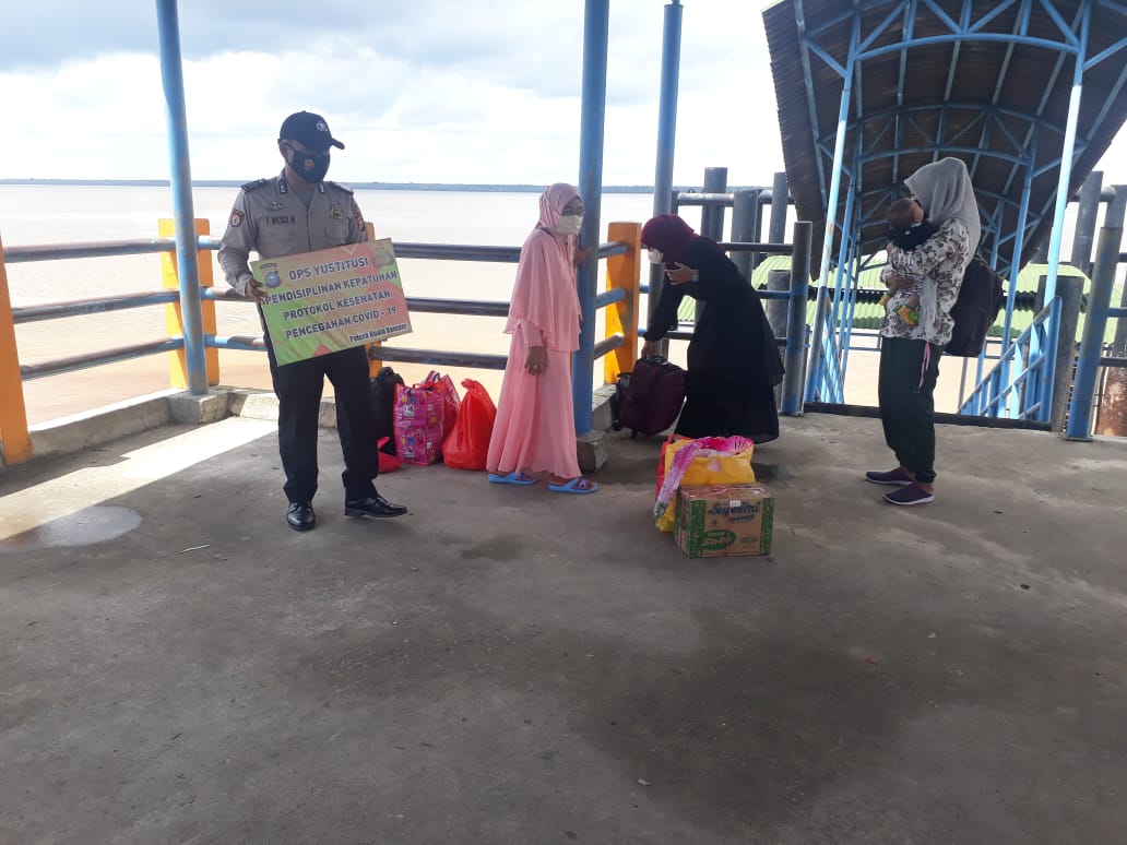 Personel Polsek Kuala Kampar Gelar Razia Masker di Pelabuhan Penyalai Teluk Dalam