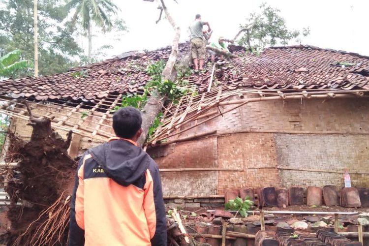 Puting Beliung Landa Sukabumi, 4 Rumah Rusak