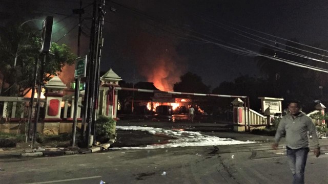 Kronologi Pembakaran Polsek Ciracas, Jakarta Timur