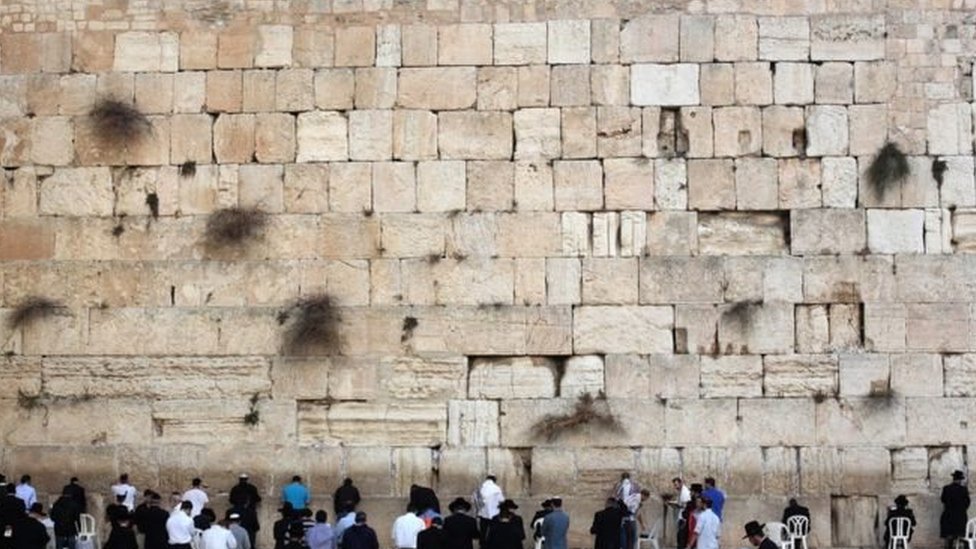 Model Telanjang di Tembok Ratapan Yerusalem Memicu Kemarahan