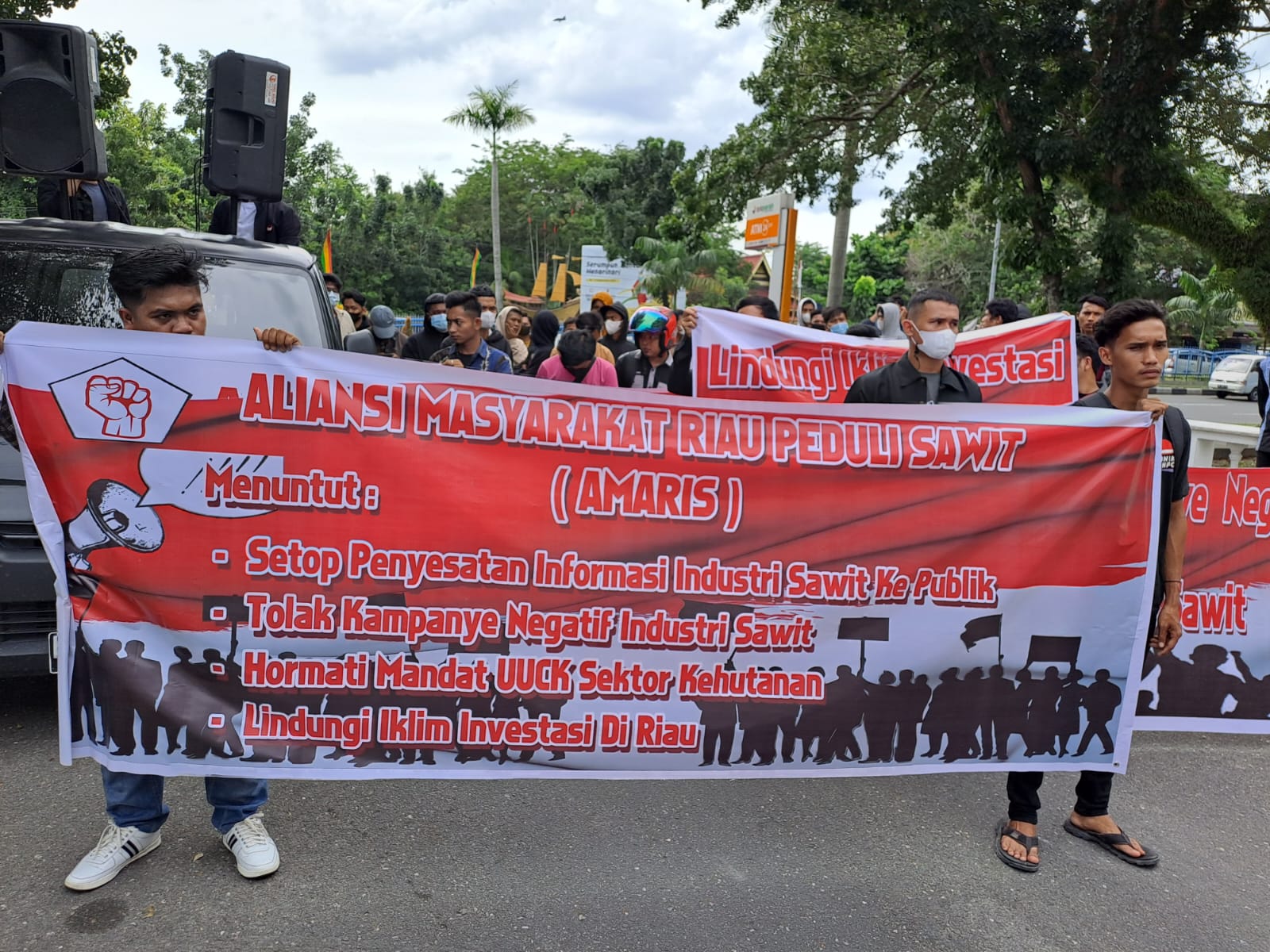 Puluhan Massa AMRIS Unjuk Rasa di Kantor DPRD Riau, Minta Stop Penyesatan Informasi Sawit ke Publik