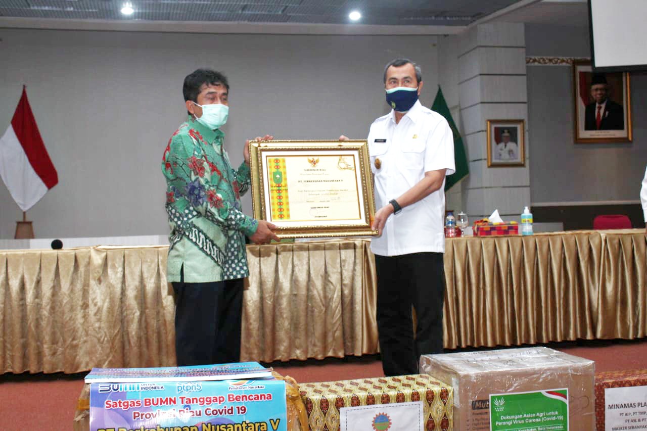 Salurkan 50.000 Masker, Gubernur Riau Berikan Penghargaan Kepada PTPN V