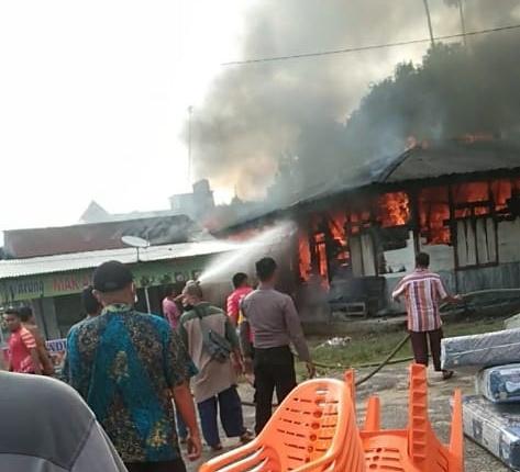 Polsek Bandar Sei Kijang Amankan Kebakaran 1 Unit Rumah Semi Permanen di Jalan Lintas Timur