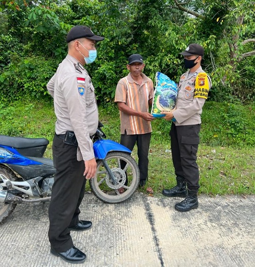 Polsek Rupat Berikan Beras Kepada Dua Orang Tukang Ojek di Kelurahan Batupanjang