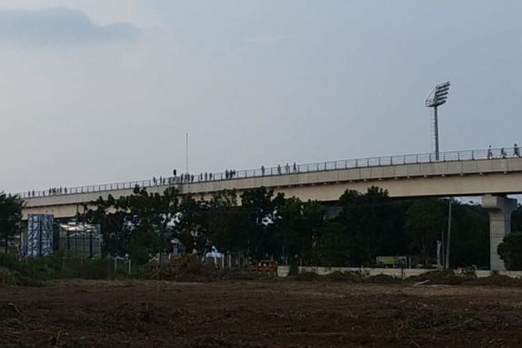 LRT Palembang Mogok Lagi, Penumpang Berjalan di Atas Rel