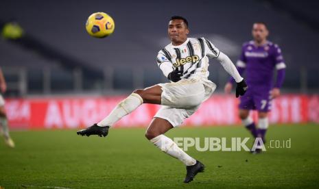 Jelang Lawan Milan, Bek Juventus Alex Sandro Positif Covid-19