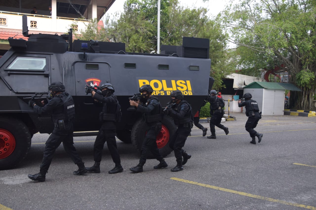 Antisipasi Kejahatan Level Tinggi, Sat Brimob Polda Riau Latihan Perang di Mal SKA