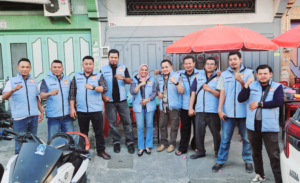 Ketua DPP PKWACI Bagikan Seragam Rompi, Ciri Khas Anggota Dilapangan