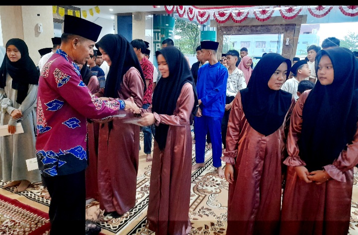 Sempena Milad Ke-17, Umri Serahkan Santunan pada Anak Yatim.